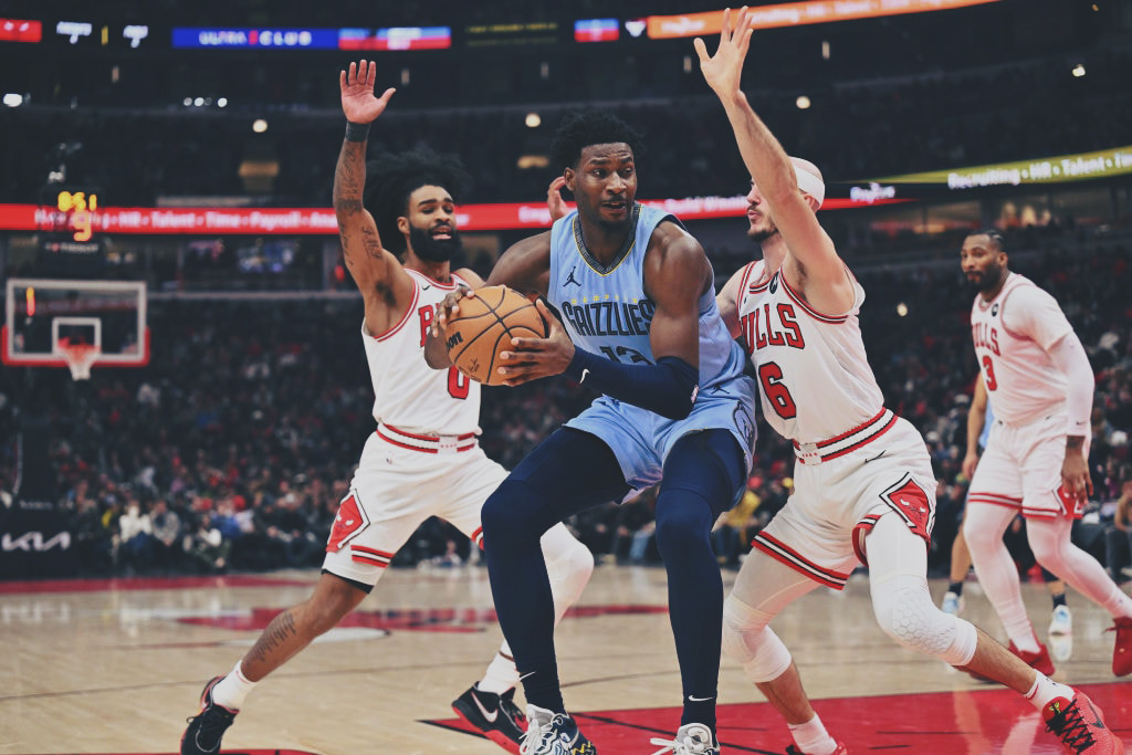 Jaren Jackson Jr is surrounded by defenders against the Chicago Bulls.