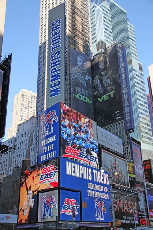 Tigers_at_Times_Square.jpg