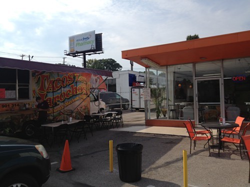 Tacos Los Jarochos (left) and the Los Jarochos ice cream shop (right)