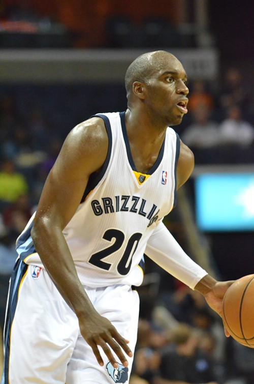 You may not recognize him under his facemask, but Quincy Pondexter played well against the Lakers Friday.